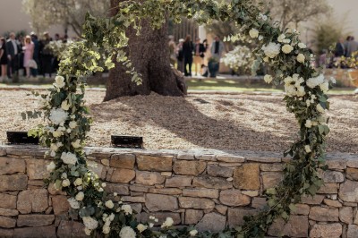 Miniature Location salle Coudoux (Bouches-du-Rhône) - Château Saint Hilaire #77 Un couple en tenue de mariage s'enlace dans un champ entouré d'oliviers sous une lumière douce.