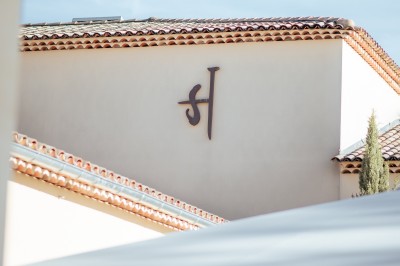Miniature Location salle Coudoux (Bouches-du-Rhône) - Château Saint Hilaire #78 Un couple en tenue de mariage s'enlace dans un champ entouré d'oliviers sous une lumière douce.