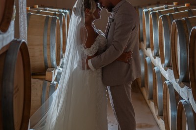Miniature Location salle Coudoux (Bouches-du-Rhône) - Château Saint Hilaire #79 Un couple en tenue de mariage s'enlace dans un champ entouré d'oliviers sous une lumière douce.