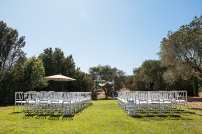 Miniature Location salle Coudoux (Bouches-du-Rhône) - Château Saint Hilaire #82 Un couple en tenue de mariage s'enlace dans un champ entouré d'oliviers sous une lumière douce.