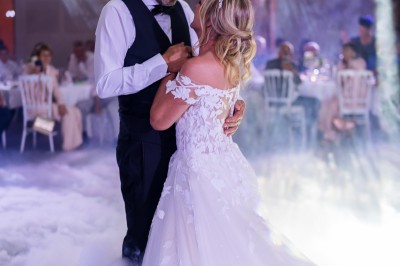Miniature Location salle Coudoux (Bouches-du-Rhône) - Château Saint Hilaire #86 Un couple en tenue de mariage s'enlace dans un champ entouré d'oliviers sous une lumière douce.