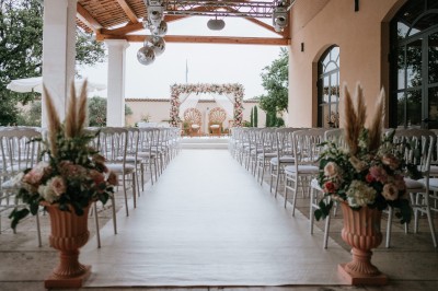 Miniature Location salle Coudoux (Bouches-du-Rhône) - Château Saint Hilaire #88 Un couple en tenue de mariage s'enlace dans un champ entouré d'oliviers sous une lumière douce.