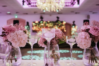 Miniature Location salle Coudoux (Bouches-du-Rhône) - Château Saint Hilaire #89 Un couple en tenue de mariage s'enlace dans un champ entouré d'oliviers sous une lumière douce.