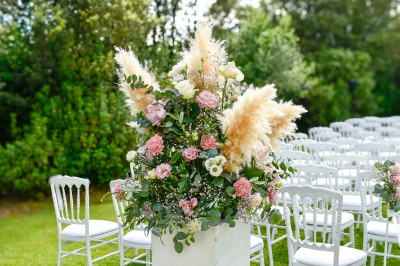 Miniature Location salle Coudoux (Bouches-du-Rhône) - Château Saint Hilaire #92 Un couple en tenue de mariage s'enlace dans un champ entouré d'oliviers sous une lumière douce.