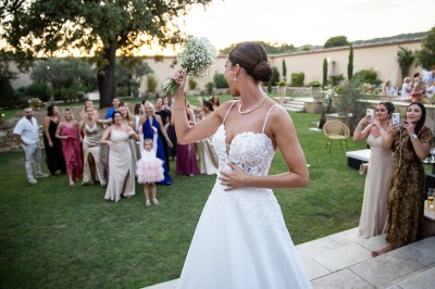 Miniature Location salle Coudoux (Bouches-du-Rhône) - Château Saint Hilaire #95 Un couple en tenue de mariage s'enlace dans un champ entouré d'oliviers sous une lumière douce.