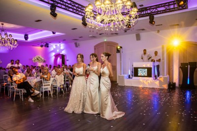Miniature Location salle Coudoux (Bouches-du-Rhône) - Château Saint Hilaire #97 Un couple en tenue de mariage s'enlace dans un champ entouré d'oliviers sous une lumière douce.