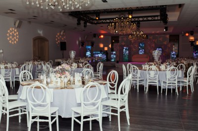 Miniature Location salle Coudoux (Bouches-du-Rhône) - Château Saint Hilaire #99 Un couple en tenue de mariage s'enlace dans un champ entouré d'oliviers sous une lumière douce.