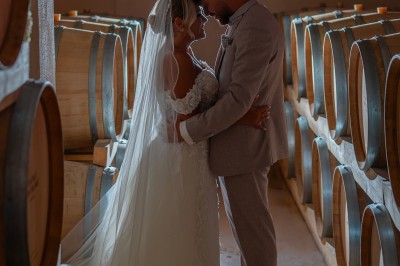 Miniature Location salle Coudoux (Bouches-du-Rhône) - Château Saint Hilaire #100 Un couple en tenue de mariage s'enlace dans un champ entouré d'oliviers sous une lumière douce.