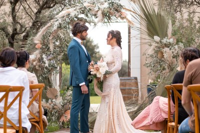 Miniature Location salle Coudoux (Bouches-du-Rhône) - Château Saint Hilaire #101 Un couple en tenue de mariage s'enlace dans un champ entouré d'oliviers sous une lumière douce.