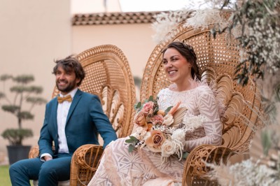 Miniature Location salle Coudoux (Bouches-du-Rhône) - Château Saint Hilaire #103 Un couple en tenue de mariage s'enlace dans un champ entouré d'oliviers sous une lumière douce.
