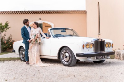Miniature Location salle Coudoux (Bouches-du-Rhône) - Château Saint Hilaire #104 Un couple en tenue de mariage s'enlace dans un champ entouré d'oliviers sous une lumière douce.