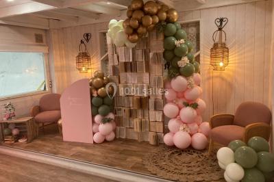 Table élégamment dressée avec vaisselle blanche et décorations florales, donnant sur une piste équestre en arrière-plan.