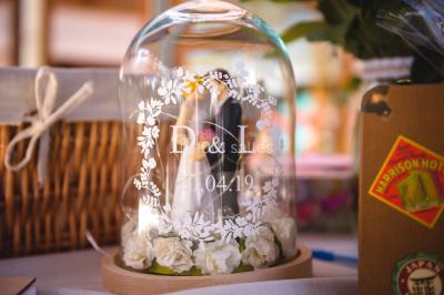 Table élégamment dressée avec vaisselle blanche et décorations florales, donnant sur une piste équestre en arrière-plan.