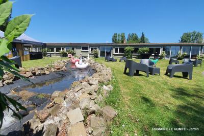 Table élégamment dressée avec vaisselle blanche et décorations florales, donnant sur une piste équestre en arrière-plan.