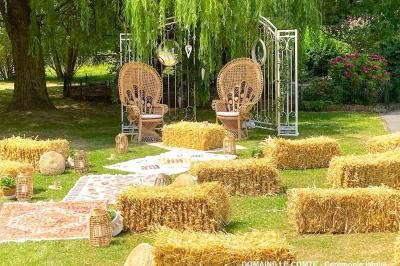 Table élégamment dressée avec vaisselle blanche et décorations florales, donnant sur une piste équestre en arrière-plan.