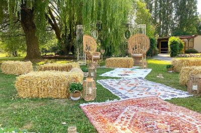 Table élégamment dressée avec vaisselle blanche et décorations florales, donnant sur une piste équestre en arrière-plan.