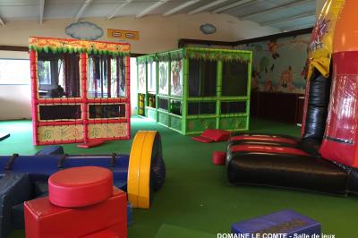 Table élégamment dressée avec vaisselle blanche et décorations florales, donnant sur une piste équestre en arrière-plan.