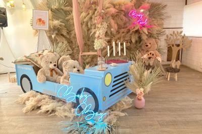 Table élégamment dressée avec vaisselle blanche et décorations florales, donnant sur une piste équestre en arrière-plan.