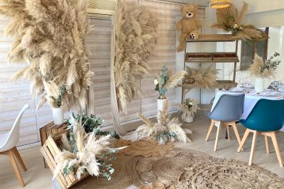 Table élégamment dressée avec vaisselle blanche et décorations florales, donnant sur une piste équestre en arrière-plan.