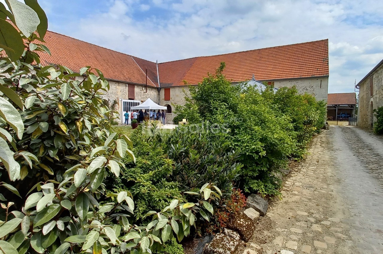 Pauses en lieu dédié sur terrasse avec bar et barnum à La Croisée des Possibles