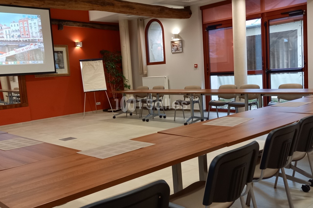 Salle ventilée et acoustique en configuration U avec vidéoprojecteur écran enceintes