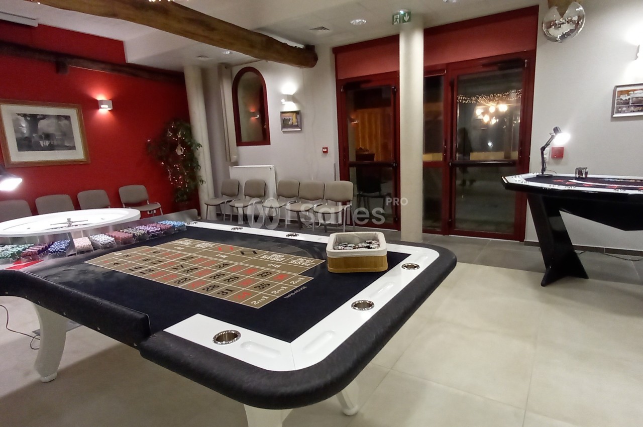 Tables de jeux en place au chaud pour une soirée cocktail au sud de l'Oise