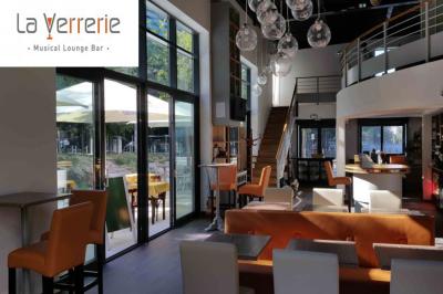 Des personnes se servent à un buffet varié disposé sur des tables rondes dans une salle lumineuse.