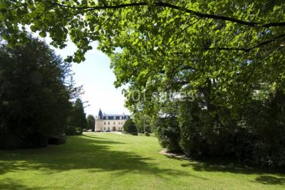 Miniature Location salle Épernay (Marne) - Château Comtesse Lafond #8 Vue nocturne d'une réception dans une tente éclairée, installée devant un bâtiment de style château.