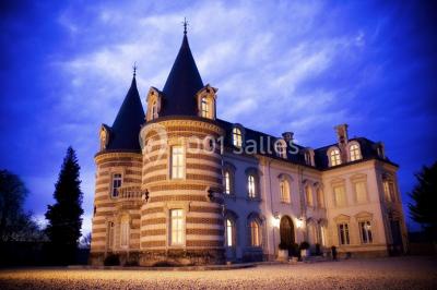 Miniature Location salle Épernay (Marne) - Château Comtesse Lafond #2 Vue nocturne d'une réception dans une tente éclairée, installée devant un bâtiment de style château.