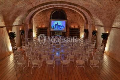 Miniature Location salle Épernay (Marne) - Château Comtesse Lafond #12 Vue nocturne d'une réception dans une tente éclairée, installée devant un bâtiment de style château.