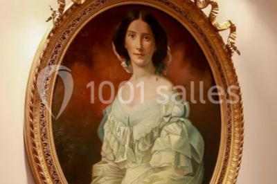 Miniature Location salle Épernay (Marne) - Château Comtesse Lafond #21 Vue nocturne d'une réception dans une tente éclairée, installée devant un bâtiment de style château.