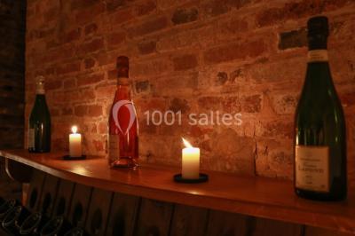 Miniature Location salle Épernay (Marne) - Château Comtesse Lafond #28 Vue nocturne d'une réception dans une tente éclairée, installée devant un bâtiment de style château.