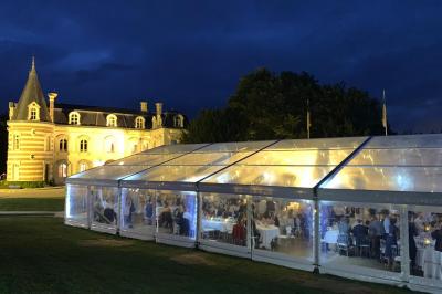 Miniature Location salle Épernay (Marne) - Château Comtesse Lafond #30 Vue nocturne d'une réception dans une tente éclairée, installée devant un bâtiment de style château.
