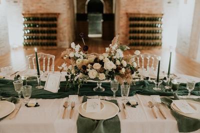 Miniature Location salle Épernay (Marne) - Château Comtesse Lafond #13 Vue nocturne d'une réception dans une tente éclairée, installée devant un bâtiment de style château.