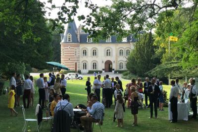 Miniature Location salle Épernay (Marne) - Château Comtesse Lafond #7 Vue nocturne d'une réception dans une tente éclairée, installée devant un bâtiment de style château.
