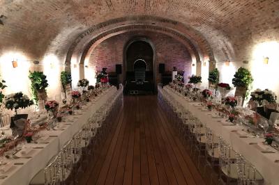 Miniature Location salle Épernay (Marne) - Château Comtesse Lafond #3 Vue nocturne d'une réception dans une tente éclairée, installée devant un bâtiment de style château.