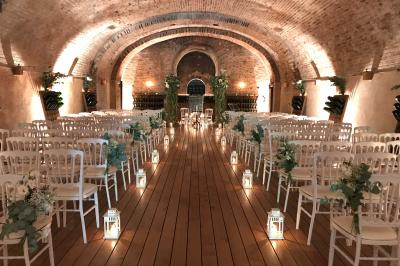 Miniature Location salle Épernay (Marne) - Château Comtesse Lafond #4 Vue nocturne d'une réception dans une tente éclairée, installée devant un bâtiment de style château.