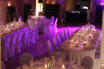 Miniature Location salle Épernay (Marne) - Château Comtesse Lafond #5 Vue nocturne d'une réception dans une tente éclairée, installée devant un bâtiment de style château.