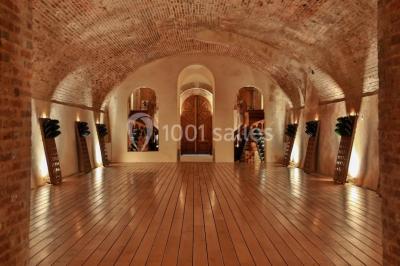 Miniature Location salle Épernay (Marne) - Château Comtesse Lafond #8 Des bouteilles de vin blanc dans une caisse en bois, avec un bar en bois et des tabourets en arrière-plan.