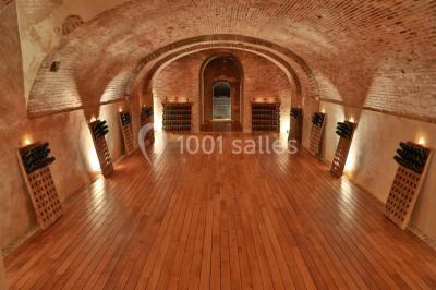 Miniature Location salle Épernay (Marne) - Château Comtesse Lafond #7 Des bouteilles de vin blanc dans une caisse en bois, avec un bar en bois et des tabourets en arrière-plan.