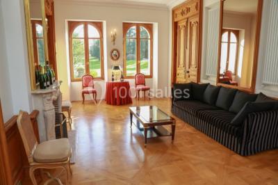 Miniature Location salle Épernay (Marne) - Château Comtesse Lafond #14 Des bouteilles de vin blanc dans une caisse en bois, avec un bar en bois et des tabourets en arrière-plan.