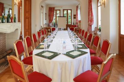 Miniature Location salle Épernay (Marne) - Château Comtesse Lafond #11 Des bouteilles de vin blanc dans une caisse en bois, avec un bar en bois et des tabourets en arrière-plan.