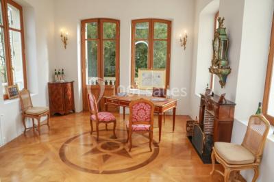 Miniature Location salle Épernay (Marne) - Château Comtesse Lafond #16 Des bouteilles de vin blanc dans une caisse en bois, avec un bar en bois et des tabourets en arrière-plan.