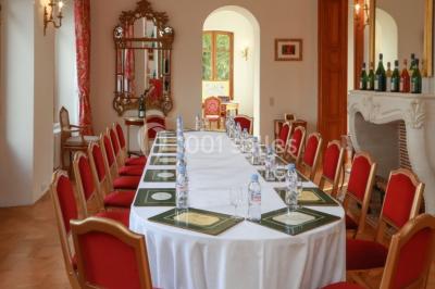 Miniature Location salle Épernay (Marne) - Château Comtesse Lafond #12 Des bouteilles de vin blanc dans une caisse en bois, avec un bar en bois et des tabourets en arrière-plan.