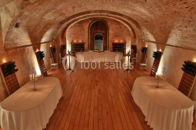 Miniature Location salle Épernay (Marne) - Château Comtesse Lafond #9 Des bouteilles de vin blanc dans une caisse en bois, avec un bar en bois et des tabourets en arrière-plan.