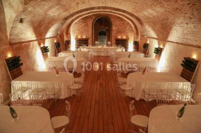 Miniature Location salle Épernay (Marne) - Château Comtesse Lafond #10 Des bouteilles de vin blanc dans une caisse en bois, avec un bar en bois et des tabourets en arrière-plan.