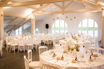 Miniature Location salle Léognan (Gironde) - Château Larrivet Haut-Brion #2 Manoir blanc entouré d'arbres, reflété dans un étang, avec des piquets rouges au premier plan.