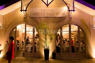 Miniature Location salle Léognan (Gironde) - Château Larrivet Haut-Brion #8 Manoir blanc entouré d'arbres, reflété dans un étang, avec des piquets rouges au premier plan.