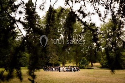 Miniature Location salle Léognan (Gironde) - Château Larrivet Haut-Brion #11 Manoir blanc entouré d'arbres, reflété dans un étang, avec des piquets rouges au premier plan.