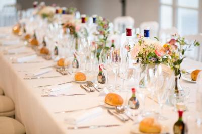 Miniature Location salle Léognan (Gironde) - Château Larrivet Haut-Brion #3 Manoir blanc entouré d'arbres, reflété dans un étang, avec des piquets rouges au premier plan.